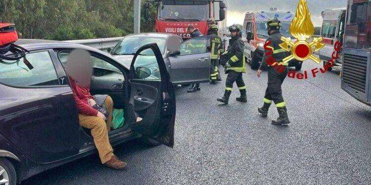 Scontro tra due auto e un autobus: feriti trasportati in ospedale