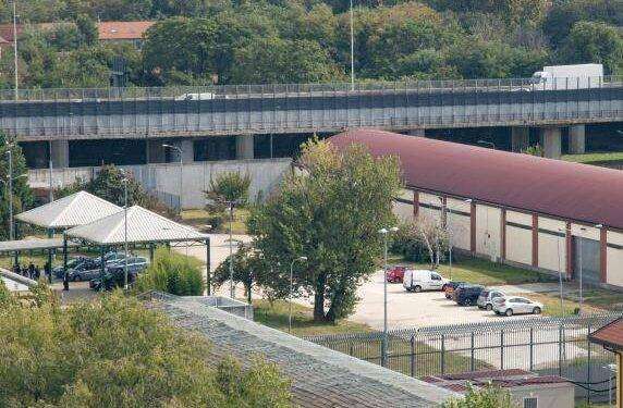 Milano, la Procura sequestra il Centro di permanenza per i rimpatri di via Corelli