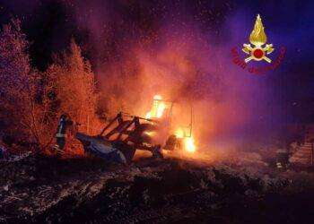 Attentato a Siniscola, in fiamme mezzo di movimento terra