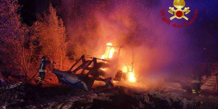 Attentato a Siniscola, in fiamme mezzo di movimento terra