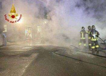 Attentato incendiario nella notte a Bosa: distrutte auto in una concessionaria