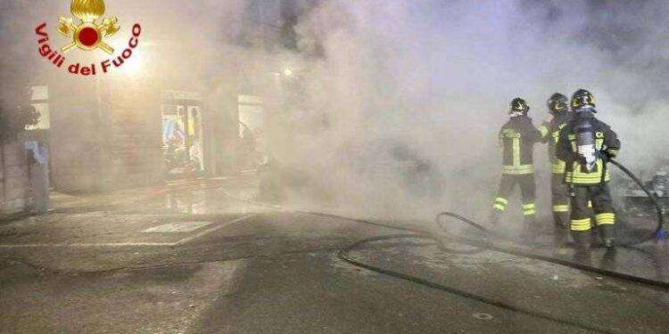 Attentato incendiario nella notte a Bosa: distrutte auto in una concessionaria