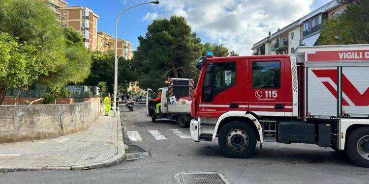 Cagliari, cede il manto stradale nel Quartiere del Sole