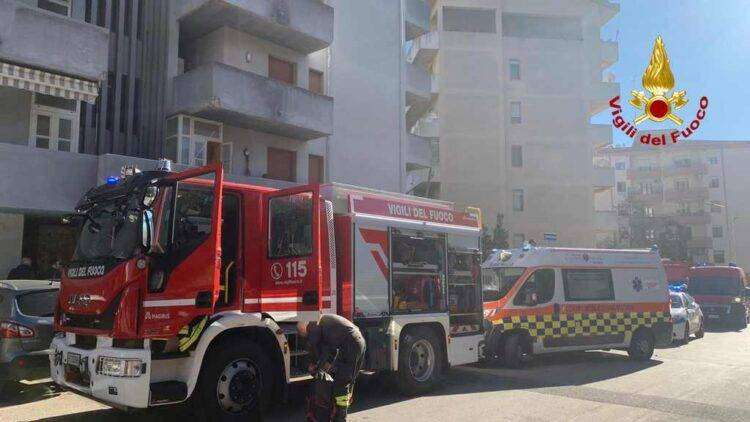 Paura a Sassari, palazzina di 5 piani in fiamme: cinque persone intossicate