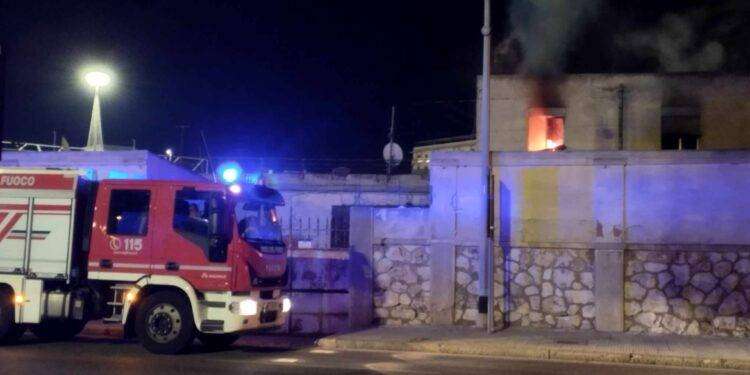 Incendio in uno stabile in via Riva di Ponente a Cagliari
