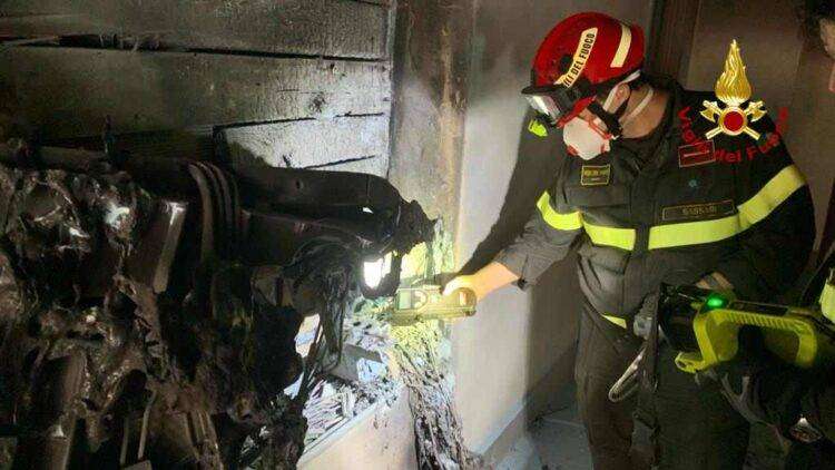Paura a Sassari, palazzina di 5 piani in fiamme: cinque persone intossicate
