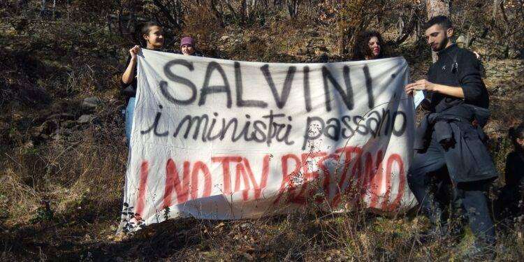 No Tav, protesta al cantiere: “Salvini vuole l’Altà velocità e il Ponte sullo Stretto, due opere che usano soldi pubblici per devastare territori”