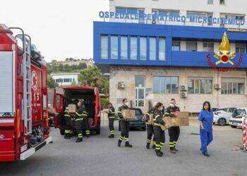 I Vigili del Fuoco portano doni ai bambini del Microcitemico di Cagliari