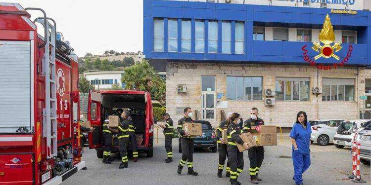 I Vigili del Fuoco portano doni ai bambini del Microcitemico di Cagliari