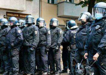 Polizia tedesca isola la stazione ferroviaria della città di Bielefeld: pericolo attentato