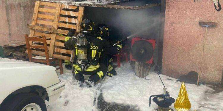 Olbia. Incendio in via Leoncavallo, a fuoco un garage