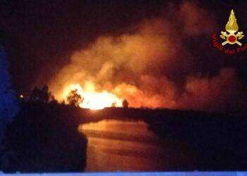 Fiamme nella notte a La Caletta: intervento dei Vigili del Fuoco