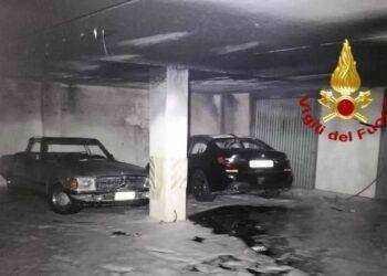 Paura a Porto Torres, fiamme dai garage di una palazzina: famiglia evacuata