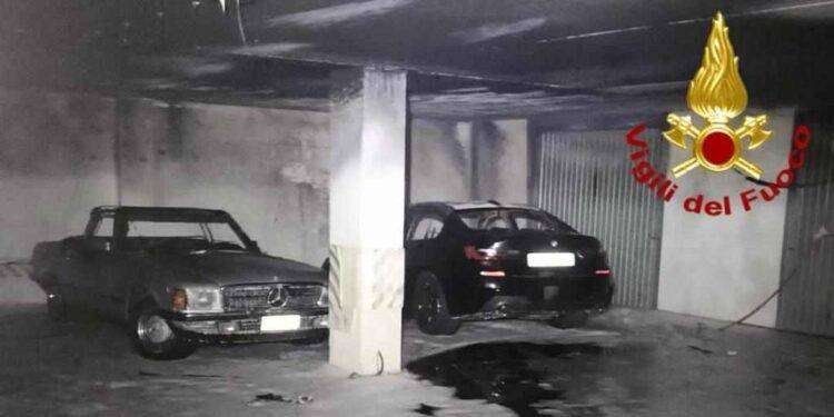 Paura a Porto Torres, fiamme dai garage di una palazzina: famiglia evacuata