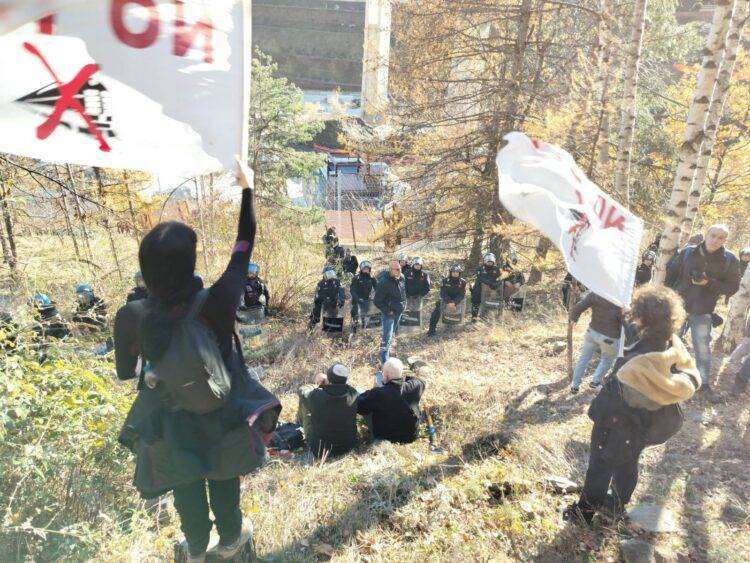 No Tav, protesta al cantiere: “Salvini vuole l’Altà velocità e il Ponte sullo Stretto, due opere che usano soldi pubblici per devastare territori”