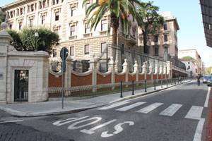 “Marciapiede dei romani occupato dall’arroganza americana”