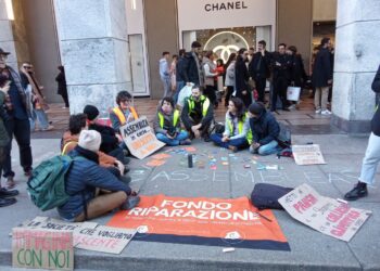 Ultima Generazione: Milano, in piazza Duomo interrotto lo shopping dentro la Rinascente