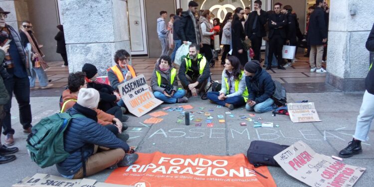 Ultima Generazione: Milano, in piazza Duomo interrotto lo shopping dentro la Rinascente