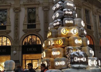 Ultima Generazione: Milano, albero di Gucci in galleria colorato di arancione