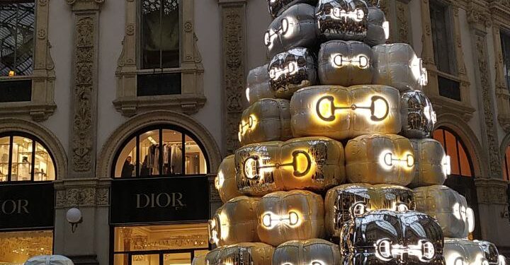 Ultima Generazione: Milano, albero di Gucci in galleria colorato di arancione
