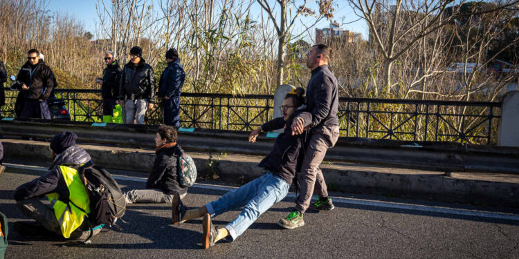 Ultima Generazione: Roma, in solidarietà con Gkn blocco stradale sulla Salaria