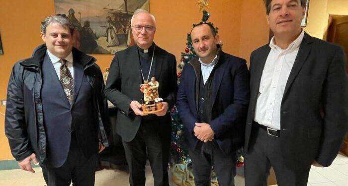 A Baturi statuina del presepe con imprenditore e apprendista