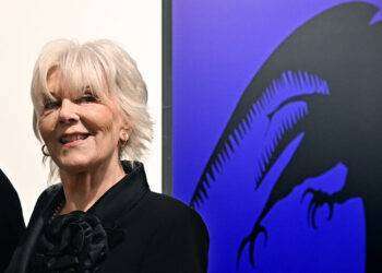 Cade per strada a Milano, omero fratturato per Caterina Caselli