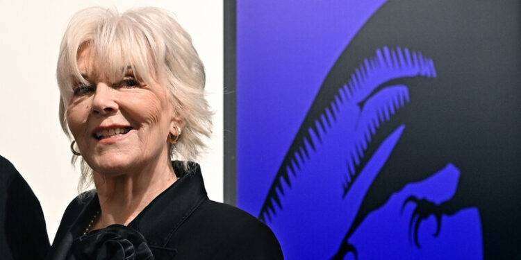 Cade per strada a Milano, omero fratturato per Caterina Caselli