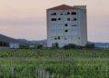 Crotone, abbattuto l’ecomostro abusivo di Torre Melissa: le immagini