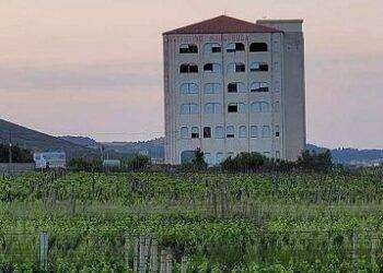 Crotone, abbattuto l’ecomostro abusivo di Torre Melissa: le immagini