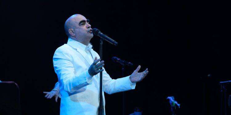 Mega successo di Elio e le Storie Tese a Cagliari: ed è subito più Mangoni e meno Mengoni