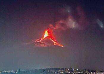 L’Etna dà spettacolo con fontana di lava e trabocchi