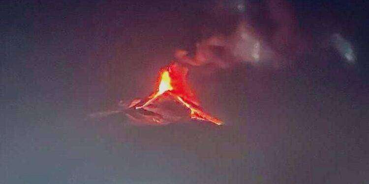 L’Etna dà spettacolo con fontana di lava e trabocchi