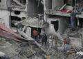 Gaza, media: bilancio raid su Maghazi salito a 106 morti