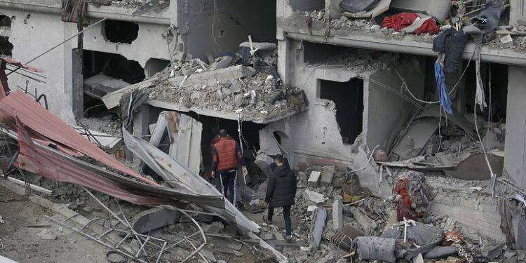 Gaza, media: bilancio raid su Maghazi salito a 106 morti