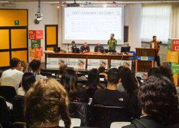 Gli adolescenti ripensano città più sostenibili con Rumundu