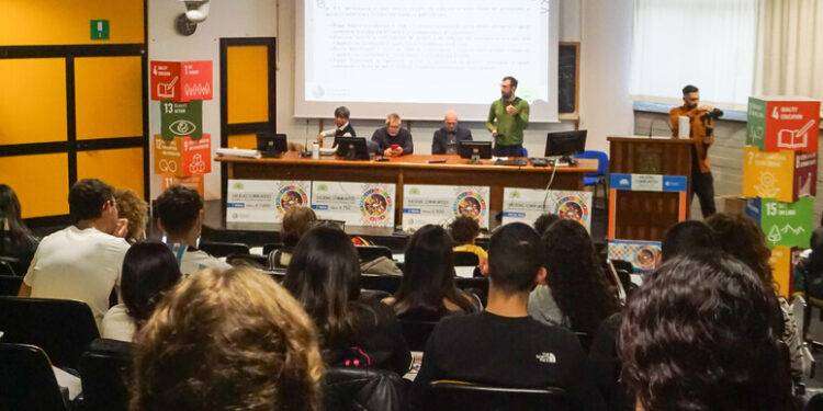 Gli adolescenti ripensano città più sostenibili con Rumundu