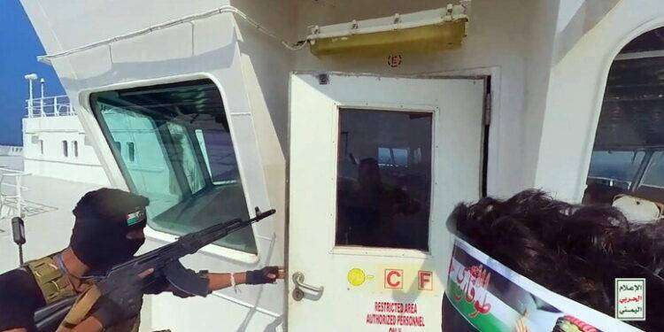 Houthi, abbiamo attaccato una nave sul Mar Rosso