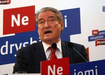 L’ex premier albanese Berisha agli arresti domiciliari