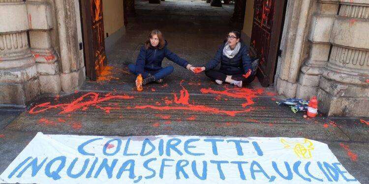 Ribellione Animale imbratta con vernice l’ingresso di Coldiretti Piemonte: “Coldiretti inquina, sfrutta, uccide”