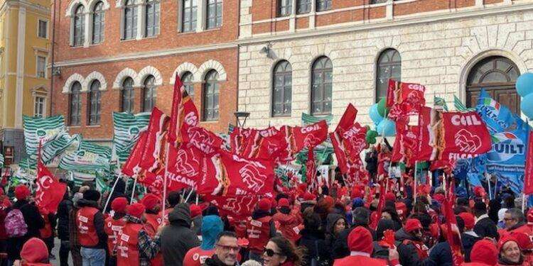 Sciopero commercio e turismo, migliaia in piazza a Cagliari