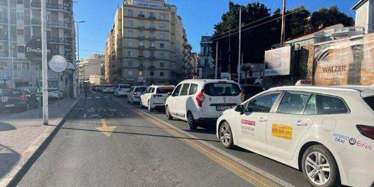 Taxi in sciopero a Cagliari, corteo in auto in centro