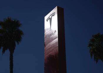 Tesla richiama oltre 2 milioni di veicoli