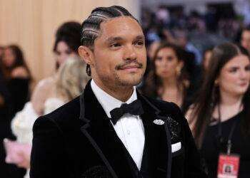 Trevor Noah torna a presentare i Grammy nel 2024