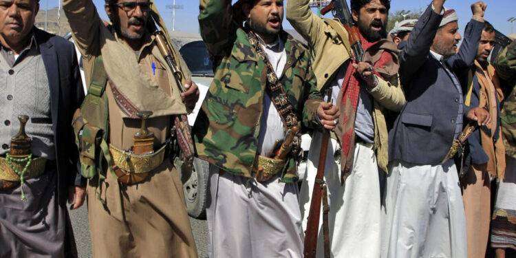Gli Houthi minacciano “Impediremo il passaggio delle navi dirette all’entità sionista”