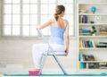 Lo yoga sulla sedia aiuta, ecco come si fa