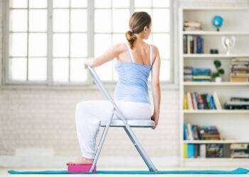 Lo yoga sulla sedia aiuta, ecco come si fa