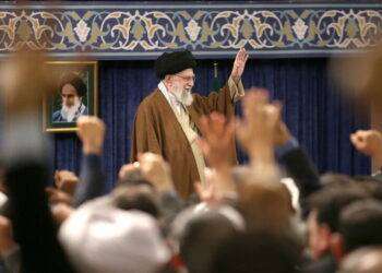 Iran: Khamenei al funerale del pasdaran ucciso da Israele