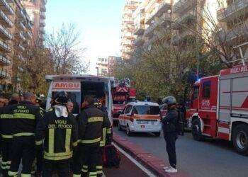 Padre e figlio di 4 anni cadono da sesto piano, morto l’uomo