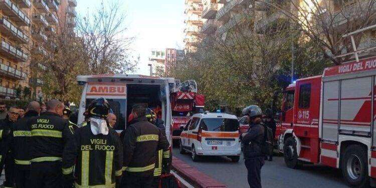 Padre e figlio di 4 anni cadono da sesto piano, morto l’uomo